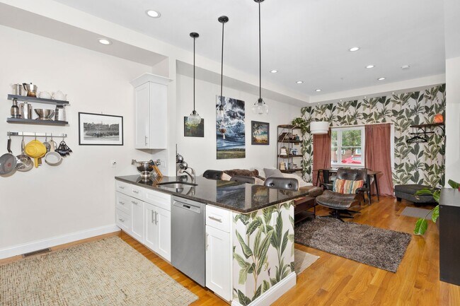 Building Photo - New 2BR2BA Condo in Jefferies Point with Backyard