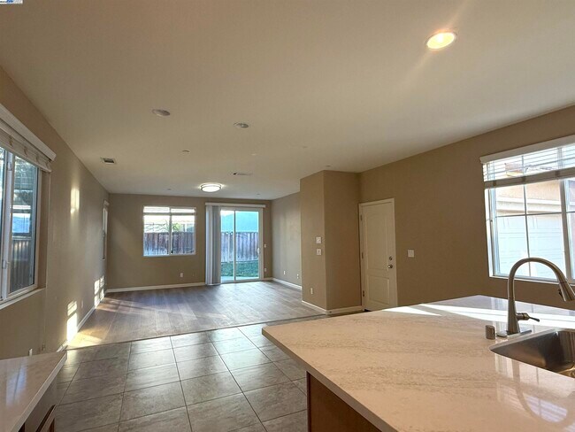 Building Photo - 137 W Questa Trail