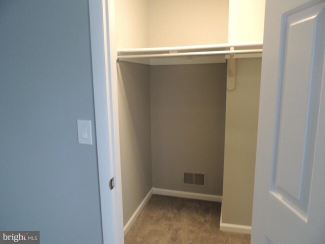 Building Photo - 404 Pinebrooke Cir