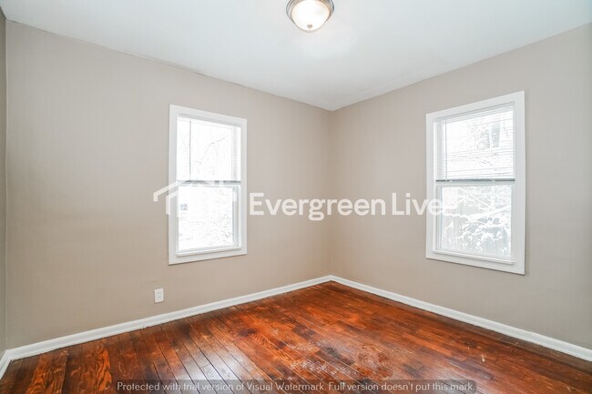 Building Photo - 2580 Grasmere Ave