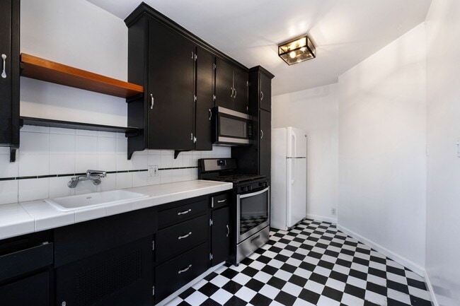 Building Photo - Private and comfortable 1 bed, 1 bath bungalow-style apartment in a West Hollywood triplex