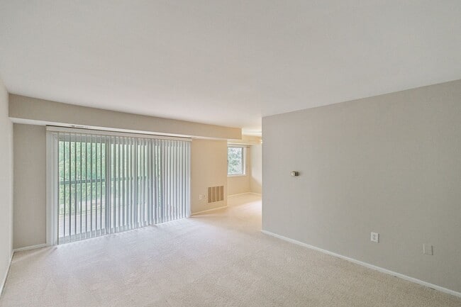 Building Photo - Updated Condo in the Heart of Vienna!