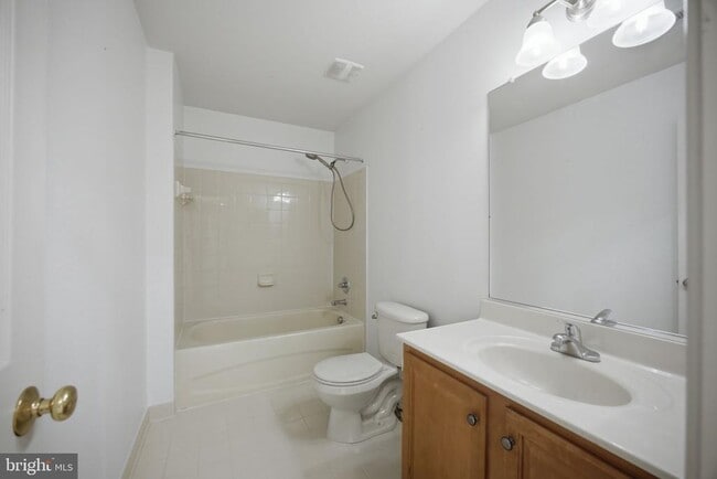 Building Photo - 20 Pinehurst Ln