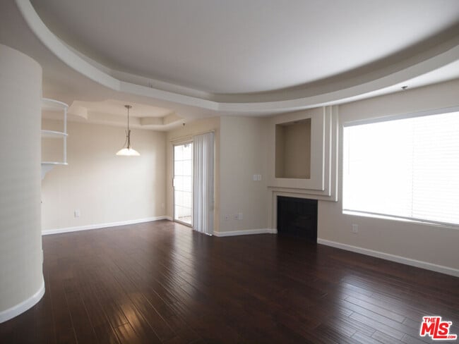 Building Photo - 10627 Moorpark St