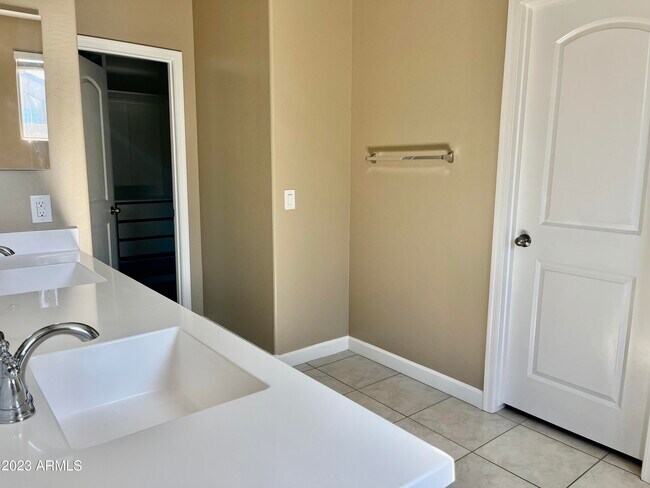 Building Photo - 4117 W South Butte Rd