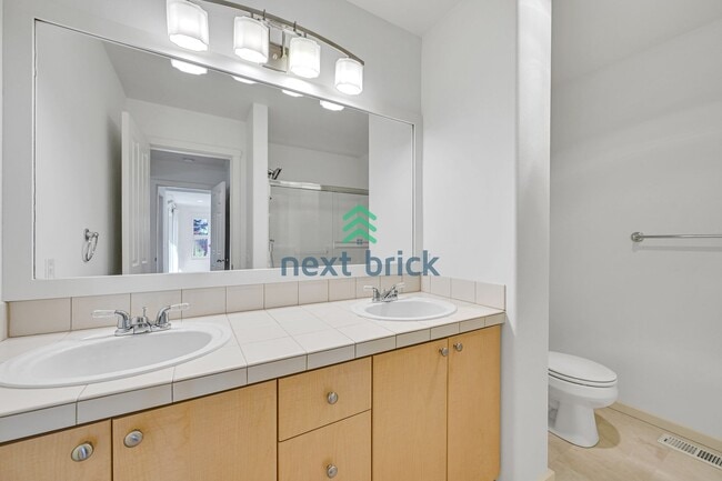 Building Photo - 3 BED & 2.5 BATH Town house FOR RENT