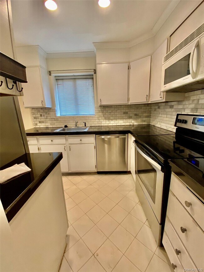 Building Photo - 75 Greenway Close