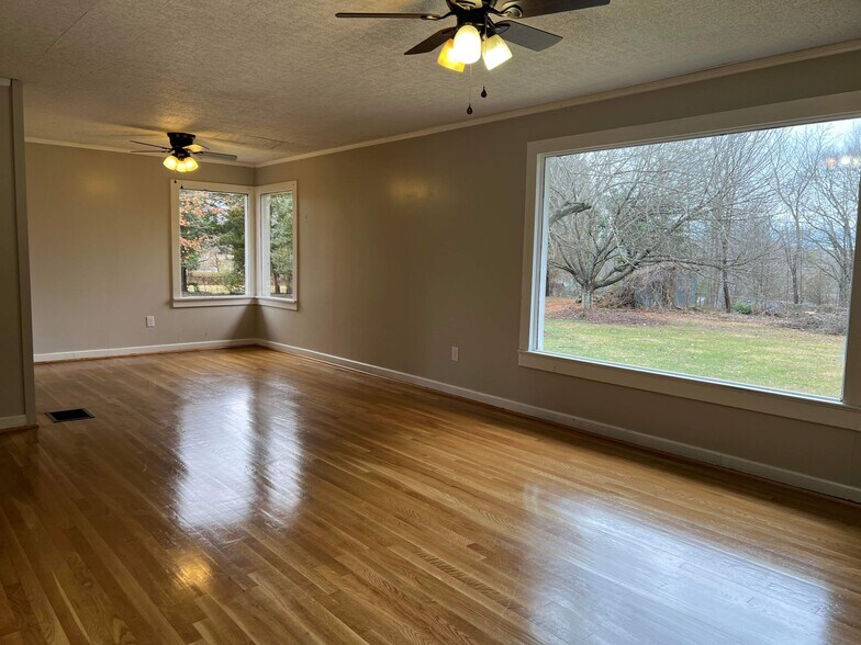 Building Photo - 310 Carbon City Rd