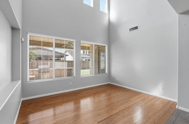 Building Photo - 3565 E Vaughn Ct