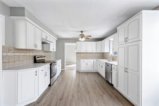 Building Photo - 4106 Cypress Hill Dr