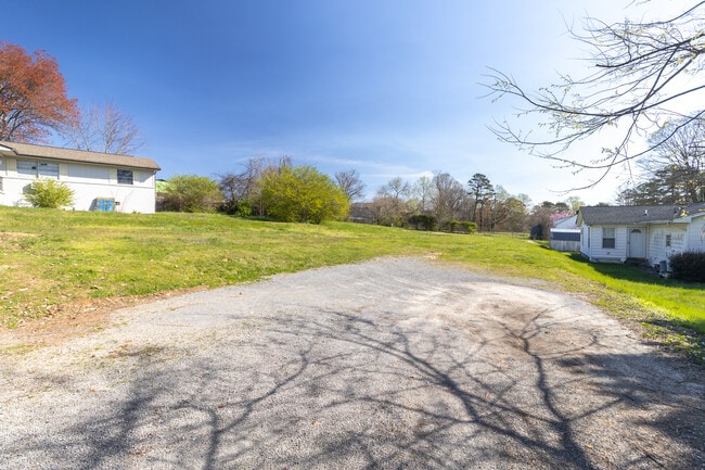 Building Photo - 4802 Inskip Rd