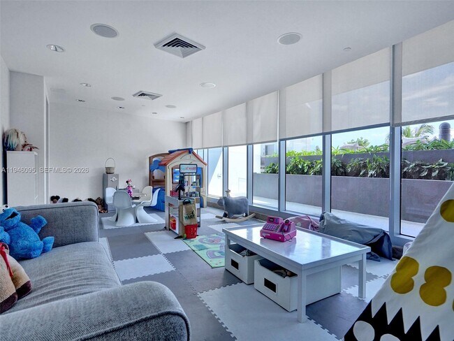 Building Photo - 17001 Collins Ave