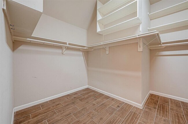 Building Photo - 722 Silver Creek Cir