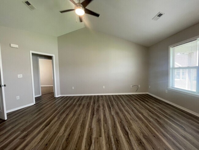 Building Photo - 139 Woodland Dr N