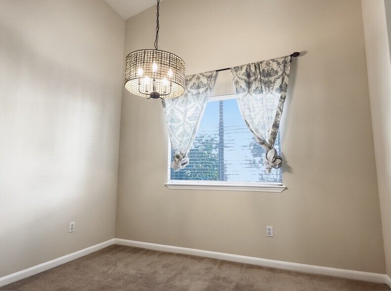 Building Photo - 10665 Cherry Hills Dr