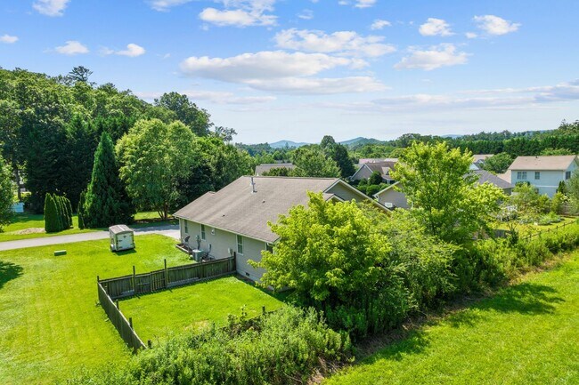 Building Photo - Delightful 3-Bedroom, 2-Bathroom with Fenc...