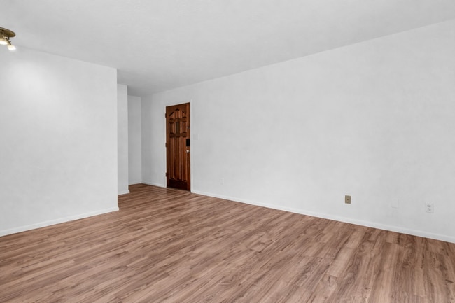 Building Photo - Gated 3 Bed Condo with Pool & Tennis Court