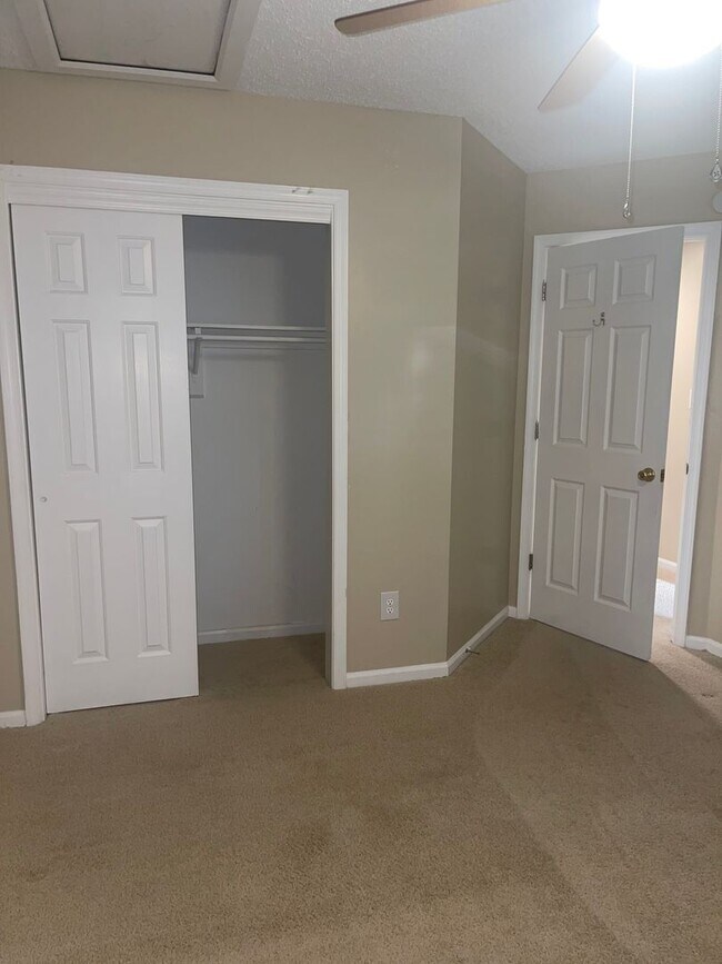 Building Photo - 820 E Willow Point Pl
