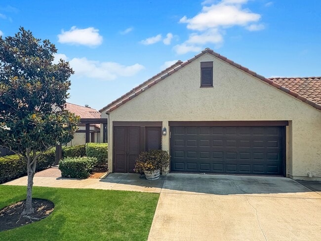 Primary Photo - Gorgeous 2B+Office/2BA Townhouse w/ Golf C...