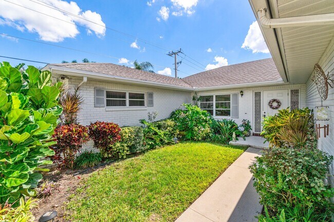 Building Photo - 10990 Greentrail Dr S