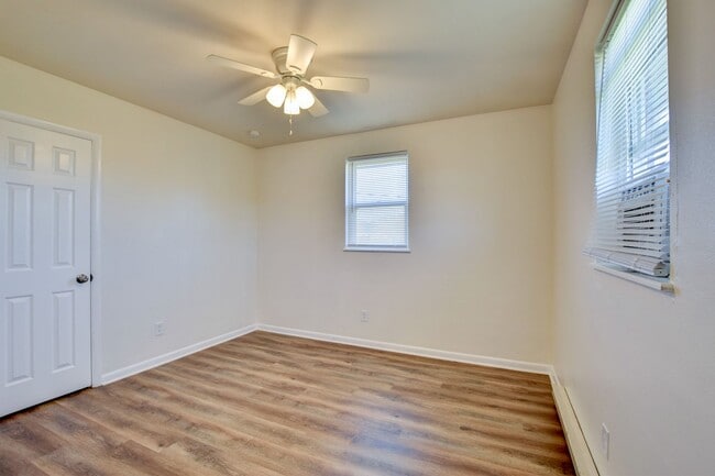 Building Photo - 936-938 Schumann Dr