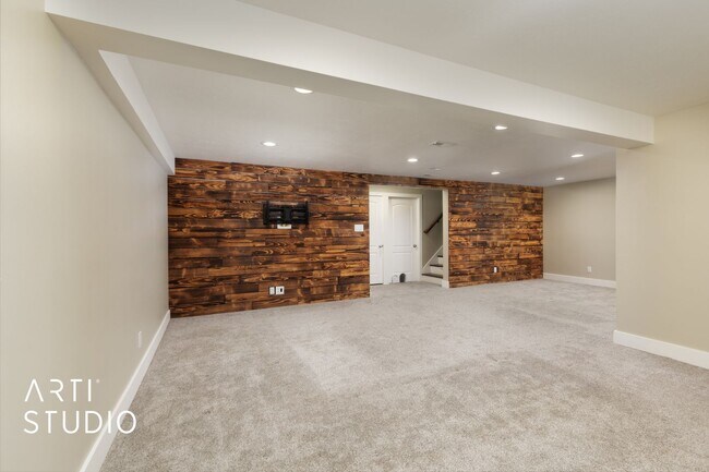 Building Photo - **Stunning 4-Bedroom Home with Modern Amen...