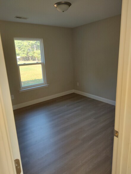 Building Photo - 1607 N Green River Rd