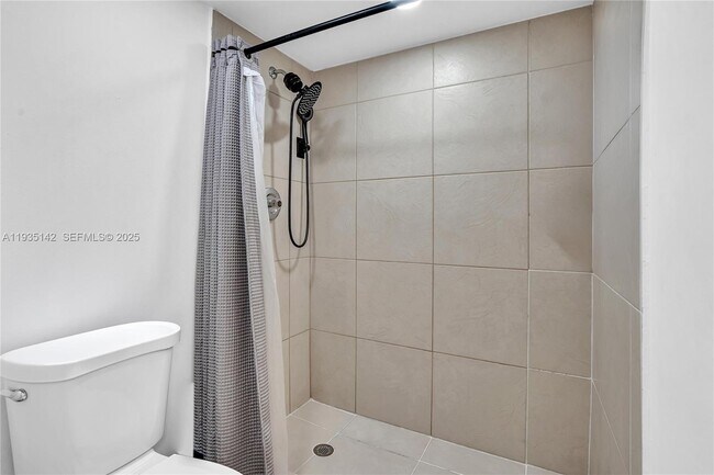 Building Photo - 3675 N Country Club Dr