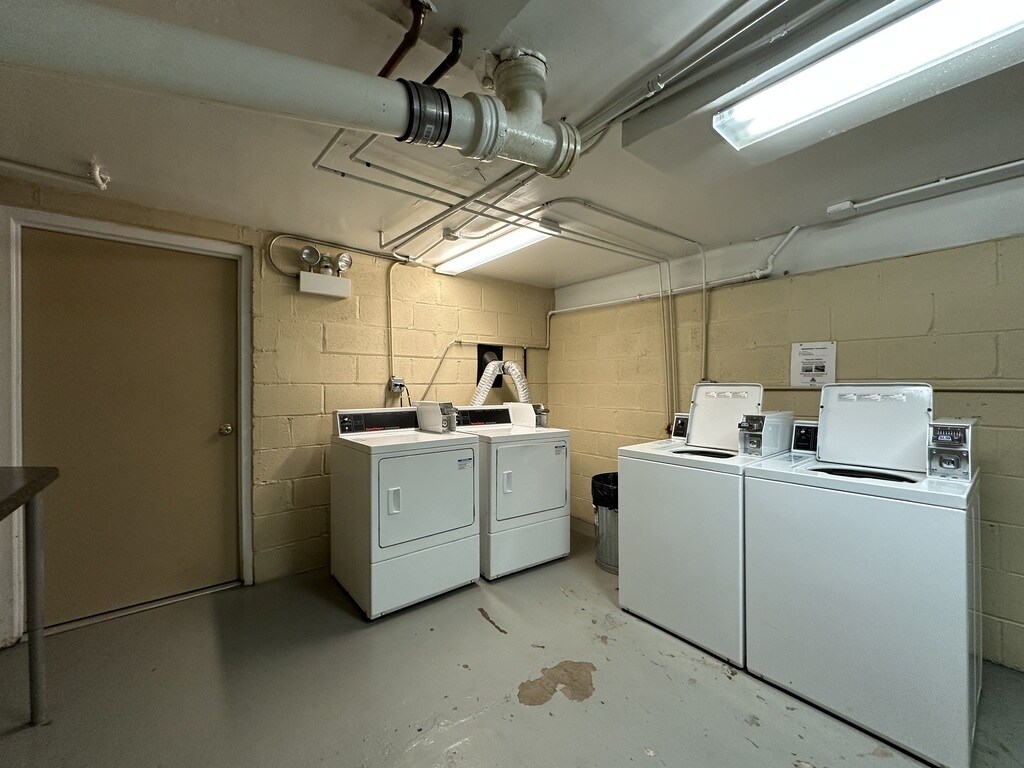 Building Photo - 1644 W Sherwin Ave