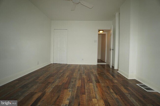 Building Photo - 539 Turner St