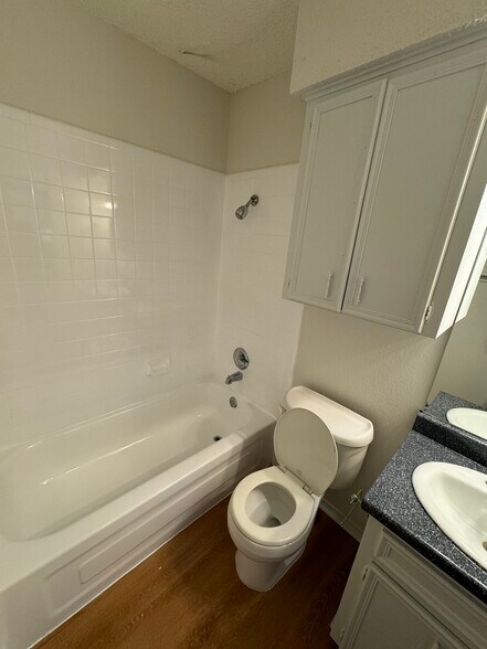 Full bathroom that is accessible to guests via family room - 7000 Oak Meadow Cir