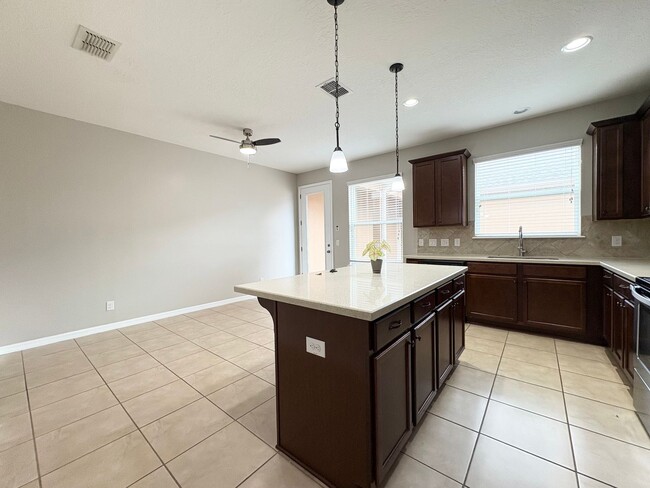 Building Photo - Gorgeous Lake View 3 BR 2.5 bath Luxury To...