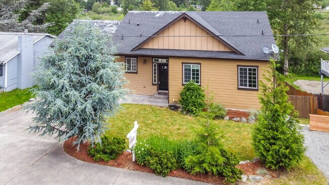 Building Photo - Kent Duplex LOWER Unit with Huge Yard & Private Feel