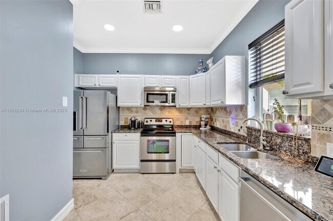 Building Photo - 853 SW 11th Ct
