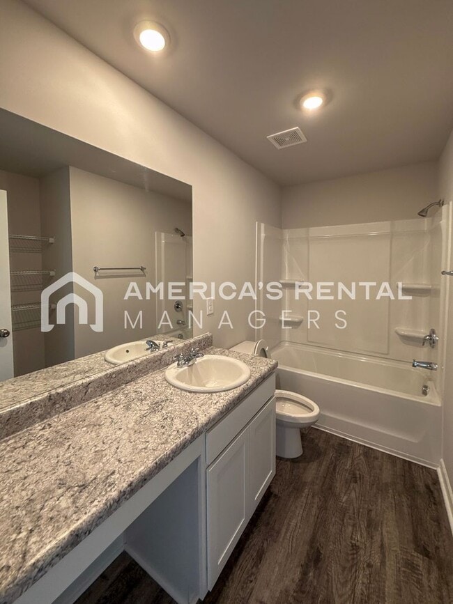 Building Photo - Escape to Lakeside Living in Lincoln! View with 48 Hours Notice!