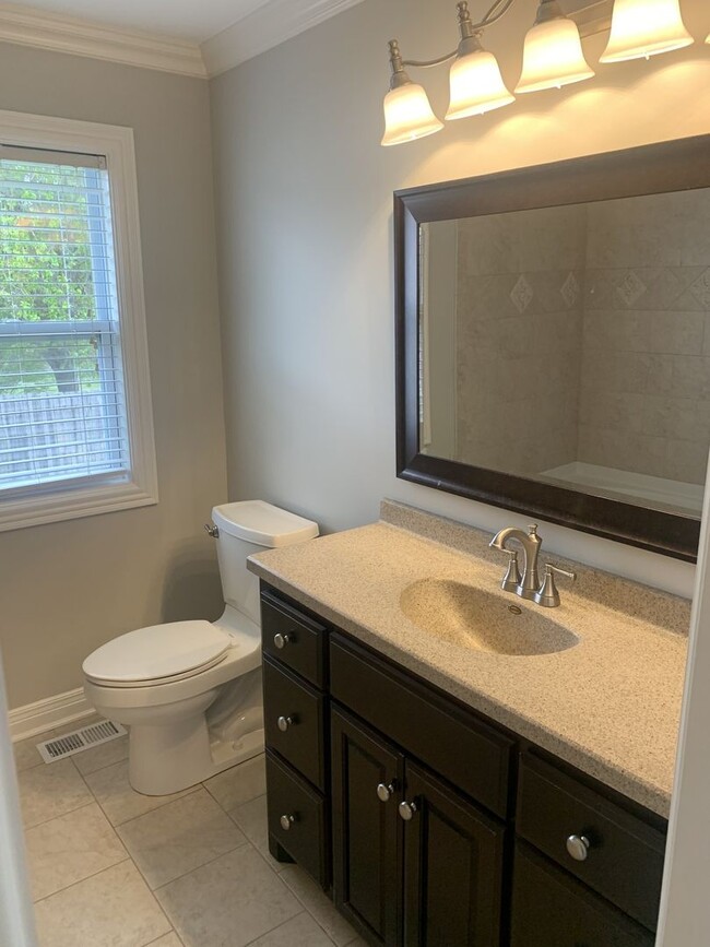 Building Photo - 3 Bed, 2 Bath Home w/ 1 Car Garage and Fen...