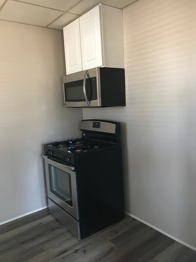 Building Photo - TWO BEDROOM HOUSE IN LAKEWOOD--GREAT LOCATION--CALL US TODAY!!