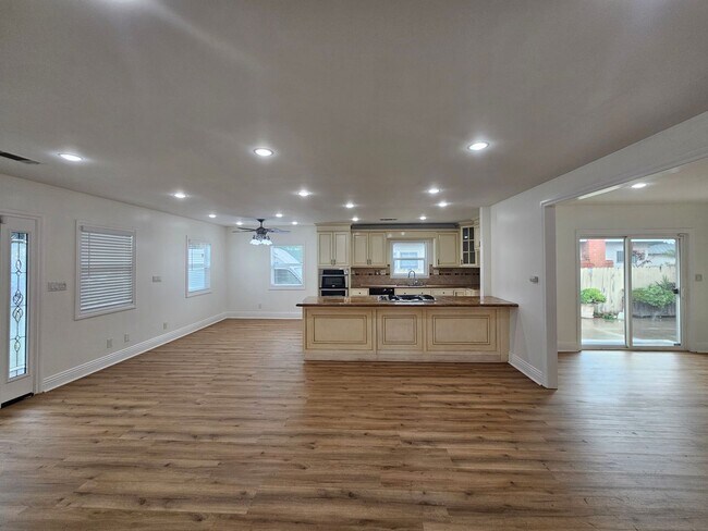 Building Photo - 3-bedroom, 2-bathroom home located in the vibrant city of Long Beach