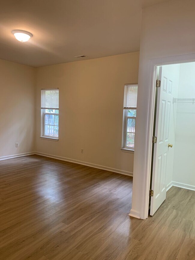 Building Photo - $500 OFF 1ST MONTHS RENT! 3 Bedroom 2 Bath House Available now on Charter Drive