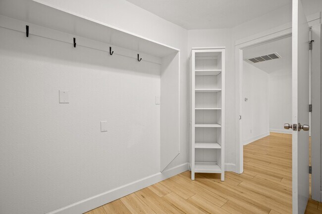 Building Photo - 1512 W Mesa Park Dr
