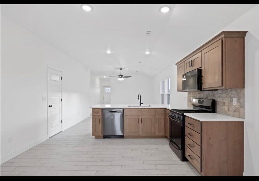 Building Photo - 1512 Lowery St