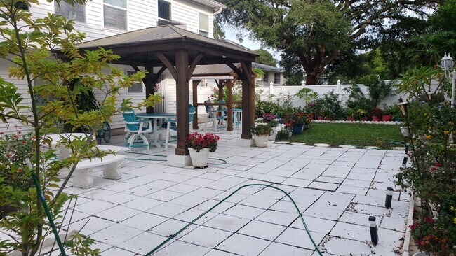 Primary Photo - 486 Pinewood St