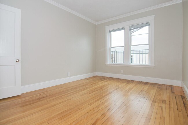 Building Photo - Sunny Spacious 3 Bedroom