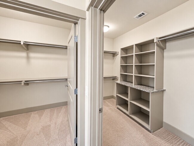 Building Photo - 10401 Town & Country Way