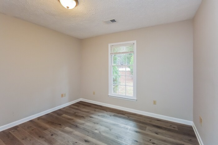 Building Photo - 301 Clubland Cir SE