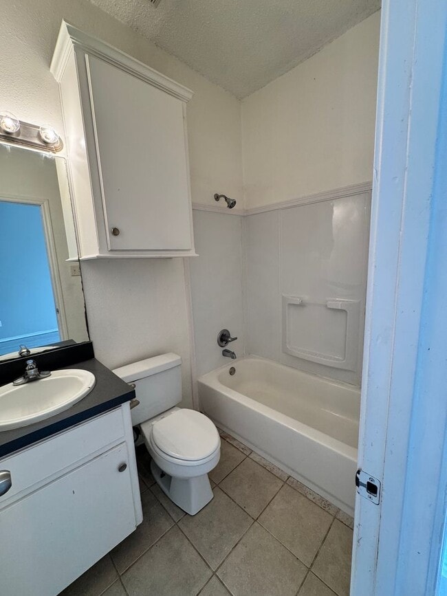 Building Photo - 4 Bedrooms at an Amazing Price!