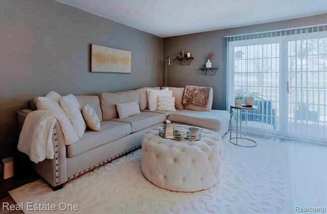 Building Photo - 430 Fox Hills Dr S