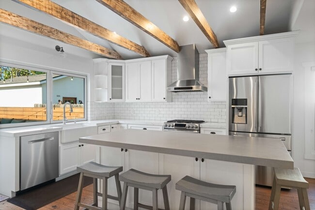 Building Photo - 2813 Military Ave