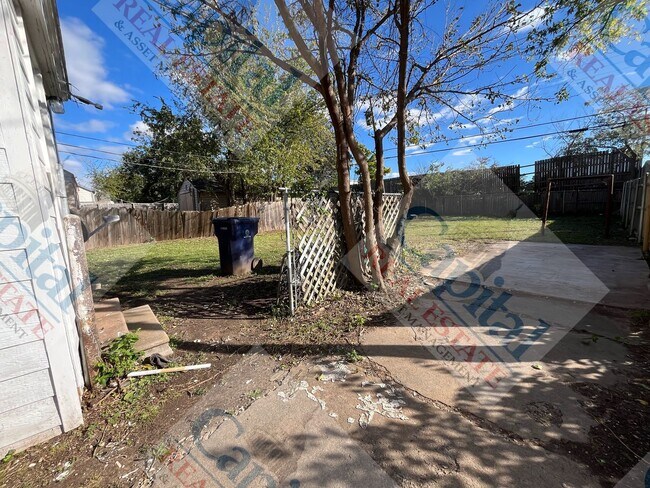 Building Photo - Charming 3 Bedroom