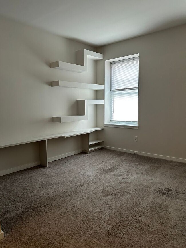 Building Photo - Bright Studio with lots of Built in shelving